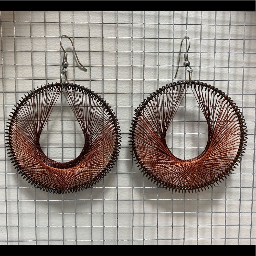 Metal and string brown earrings